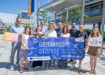 Mehr EU-Förderung für junges Engagement: Jugend-Landesrätin Christiane Teschl-Hofmeister (5.v.l.) und das Team der Jugend:info NÖ setzen sich für europäische Freiwilligenprojekte in Niederösterreich ein.