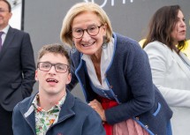 Landeshauptfrau Johanna Mikl-Leitner mit Moderator und ehem. Patient Rene Jirsak.