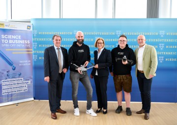 Prämierung für den „WeedHunter“ der Drohnenscan Huber OG, das Siegerprojekt beim i2b Businessplan-Wettbewerb 2025 in der Kategorie Dienstleistung, Gewerbe, Handel, in St. Pölten. Im Bild Wolfgang Ecker, Präsident der Wirtschaftskammer NÖ, Johannes Huber, Landeshauptfrau Johanna Mikl-Leitner, Michael Huber und Emanuel Bröderbauer, i2b-Geschäftsführer (v.l.n.r.).