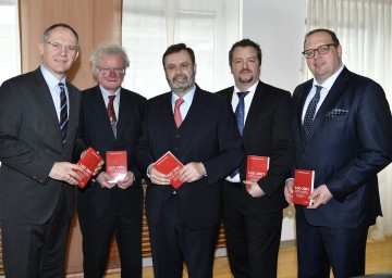 Kommentar zur neuen Geschäftsordnung präsentiert: Zweiter Landtagspräsident Gerhard Karner, Karl Lengheimer, Landtagspräsident Hans Penz, Thomas Obernosterer, Heinz Korntner (von links nach rechts).