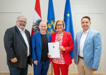 (v.l.n.r.) Direktor Michael Wilczek, wissenschaftlicher Leiter Michael Rosecker, Landeshauptfrau Johanna Mikl-Leitner und Vereinsobmann Michael Baci.