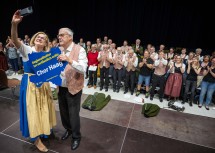 Landeshauptfrau Johanna Mikl-Leitner und Chorleiter Edgar Wolf mit dem Haager Chor.