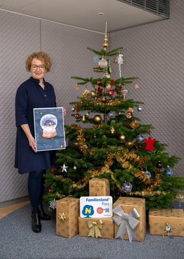 Familien-Landesrätin Christiane Teschl-Hofmeister mit Adventkalender