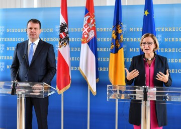 Landeshauptfrau Johanna Mikl-Leitner und der Ministerpräsident der Provinz Vojvodina, Igor Mirovic, bei der Pressekonferenz im Anschluss an das Arbeitsgespräch.