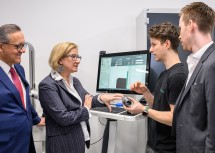 Flughafen-Vorstand Günther Ofner, Landeshauptfrau Johanna Mikl-Leitner und Moritz Novak mit einem Vertreter von „Gater Space“.