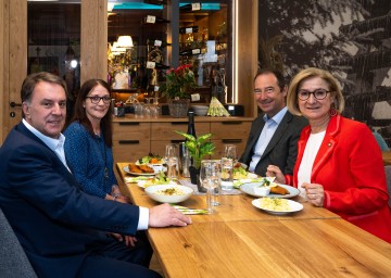 WKNÖ-Präsident Wolfgang Ecker, Wirtin Martina Plank, Spartenobmann Mario Pulker und Landeshauptfrau Johanna Mikl-Leitner ziehen Bilanz zur diesjährigen Tourismusförderaktion (v.l.n.r.).