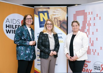 Andrea Brunner, Geschäftsführerin der Aids Hilfe Wien, Gesundheitslandesrätin Ulrike Königsberger-Ludwig und Regina Klenk, designierte NÖ Sanitätsdirektorin, präsentieren das neue, kostenloses HIV-Testprogramm.