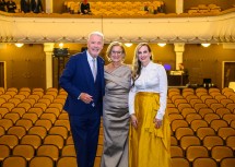 Landeshauptfrau Johanna Mikl-Leitner mit Bürgermeister Klaus Schneeberger und Maria Großbauer, Geschäftsführerin Stadttheater Wiener Neustadt, bei der gestrigen Eröffnungsgala.