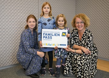 Familien-Landesrätin Christiane Teschl-Hofmeister freut sich mit Frieda und Margaretha sowie deren Mama Julia Müllner über die zahlreichen Angebote und Ermäßigungen mit dem NÖ Familienpass.