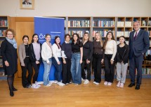 Die Initiative „Akademie ins Klassenzimmer“ wird in die Landesberufsschulen gebracht: Landesrätin Christiane Teschl-Hofmeister (links) und Heinz Faßmann, Präsident der Österreichischen Akademie der Wissenschaften (rechts), mit Schülerinnen der Landesberufsschule St. Pölten.