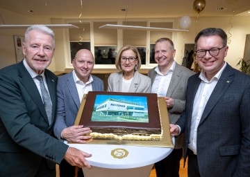 Beim Jubiläum „25 Jahre Reiterer GmbH“ (v.l.n.r.): Klaus Schneeberger (Bürgermeister Wr. Neustadt), Christian Reiterer, Landeshauptfrau Johanna Mikl-Leitner, Bernd Reiterer und Landtagsabgeordneter Matthias Zauner.