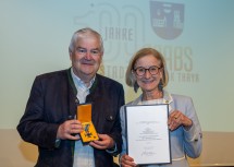 Stadtarchivar Erich Kerschbaumer erhielt aus den Händen von Landeshauptfrau Johanna Mikl-Leitner das „Silberne Ehrenzeichen für Verdienste um das Bundesland Niederösterreich“.