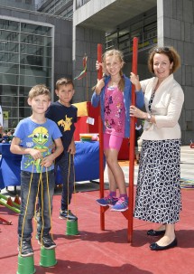 Landesrätin Christiane Teschl-Hofmeister feierte mit allen angereisten Kindern ein fröhliches Fest zum Ferienbeginn und testete mit Sebastian (7 Jahre), Sebastian (8 Jahre) und Fabienne (10 Jahre) die zahlreichen Spiel- und Bewegungsstationen.