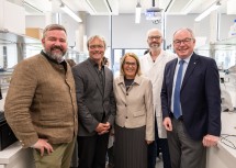 Besuch des Cell Biology Labratory : der Geschäftsführer der FH Wr. Neustadt Mag.(FH) Axel Schneeberger, der Geschäftsführer der FH St. Pölten FH-Prof. Dipl.-Ing. Hannes Raffaseder, die Präsidentin der FH-Konferenz und Geschäftsführerin der IMC Krems Mag. Ulrike Prommer, der Studiengangsleiter Medical and Pharmaceutical Biotechnology Dr. Christoph Metzner und LH-Stellvertreter Dr. Stephan Pernkopf (v.l.n.r.)