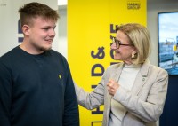 LH Mikl-Leitner gratuliert Lukas Mieder aus Horn zu Gold bei den EuroSkills