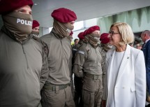 Landeshauptfrau Johanna Mikl-Leitner im Gespräch mit einem Cobra-Beamten, der seine sechsmonatige Ausbildung erfolgreich abgeschlossen hat.