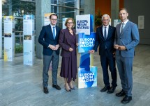 Landeshauptfrau Johanna Mikl-Leitner mit (v.r.n.l.) Simon Ortner (Leiter Abteilung Internationale und Europäische Angelegenheiten Land NÖ), Michael Linhart (Präsident EFW) und Benedikt Schmidinger (Generalsekretär EFW).