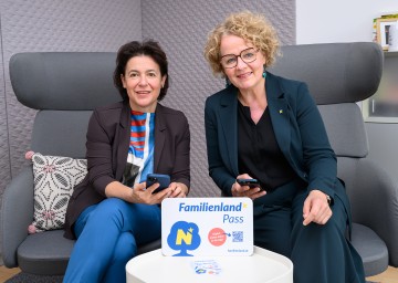 Familien-Landesrätin Christiane Teschl-Hofmeister mit Familienland Niederösterreich GmbH-Geschäftsführerin Barbara Trettler.