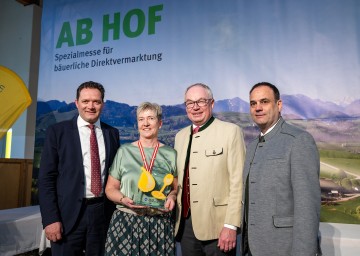 Produzent des Jahres ist die Destillerie Weidenauer: (v.l.) Bundesminister Norbert Totschnig, Martina Weidenauer, LH-Stellvertreter Stephan Pernkopf und Präsident der Messe Wieselburg, Johannes Heindl.