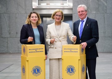 Übergabe der Altbrillensammelbox an Sonja Strauß, Obfrau der Dienststellenpersonalvertretung, und Landeshauptfrau Johanna Mikl-Leitner durch Gerhard Gschweidl, Multidistriktbeauftragter für die Brillensammelaktion von Lions Österreich. (v.l.n.r.)