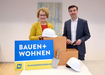 Landesrätin Christiane Teschl-Hofmeister und GBV-Landesgruppenobmann Christian Rädler bei der Pressekonferenz zur neuen NÖ Wohnbauförderungsrichtlinie.