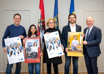 (v.l.) Fotograf Daniel Hinterramskogler, Malaika Waheed (FH Wiener Neustadt), Landeshauptfrau Johanna Mikl-Leitner, Roger Hasler (Danube Private University) und ecoplus Geschäftsführer Helmut Miernicki .