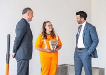 LH-Stv. Landbauer und Straßenbaudirektor Rainer Irschik mit der Zweitplatzierten Lisa Buchmayer