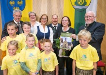 Die Kinder der Volksschule Trattenbach mit (v.l.) Landtagsabgeordneten Hermann Hauer, Gemeindemitarbeiterin Petra Trettler, Landeshauptfrau Johanna Mikl-Leitner, Bürgermeister Johannes Hennerfeind, Edith Dissauer und Ernst Schabauer.