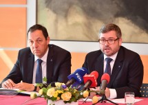 Straßenbaudirektor DI Josef Decker und Landesrat DI Ludwig Schleritzko bei der Pressekonferenz zur Zukunft des NÖ Straßenbaus (v.l.n.r.)