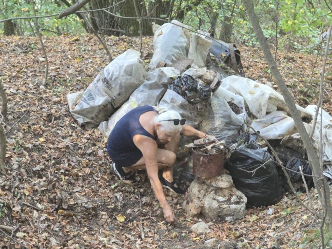 Frau Humer beim aktiven Umweltschutz im Wald.