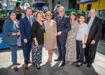v.l.n.r.: Abteilungsleiterin Personalmanagement Verena Krammer, Hans Zöhling, Obmann der Landespersonalvertretung, Landesrätin Christiane Teschl-Hofmeister, Landeshauptfrau Johanna Mikl-Leitner, Landesamtsdirektor Werner Trock, Landesamtsdirektor-Stellvertreterin Verena Sonnleitner, DPV-Obfrau Sonja Strauß und Bischof Alois Schwarz beim 30. Landhausfest am Landhausboulevard. 