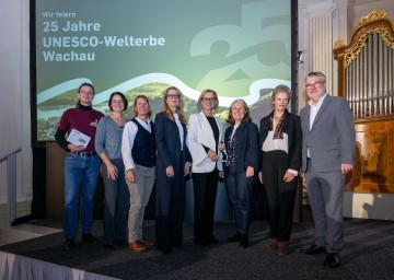 Beim Festakt „25 Jahre UNESCO-Welterbe Wachau“ im Kolomanisaal des Stifts Melk (v.l.n.r.): Rainer Vogl (Fachlehrer Weinbauschule Krems, Geschäftsführer Landimpulse), Doris Sommer (UNESCO-Schulreferentin, Stiftsgymnasium Melk), Christine Emberger (Emberger Tours), Ingeborg Hödl (Site-Managerin Welterbe Wachau), Landeshauptfrau Johanna Mikl-Leitner, Ruth Pröckl (Leiterin des Referats für UNESCO-Welterbe im Bundesministerium), Sabine Haag (Präsidentin der österreichischen UNESCO-Kommission) und Martin Grüneis (Abteilungsleiter Stellvertreter, Abteilung Kunst und Kultur im Amt der NÖ Landesregierung).