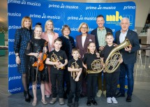Geigerin Sophia und die „Blechlawine“ Peter, David, Annabelle und Sebastian mit (v.l.) Musikschullehrerin Liudmila Lugbauer, Tamara Ofenauer-Haas, Geschäftsführerin des MKM NÖ, Maria Jenner, Bundesfachbeirätin Musik der Jugend, Landeshauptfrau Johanna Mikl-Leitner, Musikschullehrer Anton Wagnes und Martin Lammerhuber, Geschäftsführer Kultur.Region.Niederösterreich.