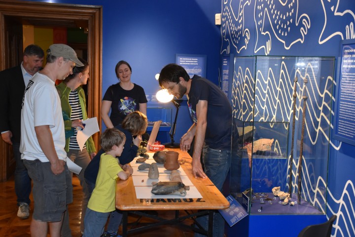 Kinder beim Experimentieren