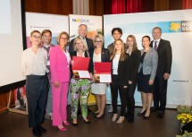 Der NÖ Gesundheits- und Sozialfonds, vertreten durch Alexandra Pernsteiner-Kappl, erhielt als neues Mitglied der ÖPGK eine Urkunde. Eine Ehrenurkunde gab es auch für die Schülerinnen und Schüler des BG/BRG St. Pölten für die Initiative #ichbingeko.