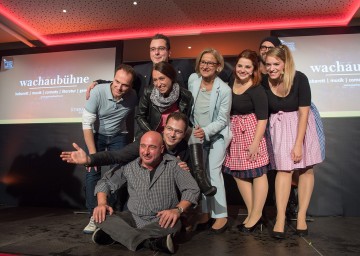 Programmpräsentation in „Stierschneiders Bühnenwirtshaus“: Landeshauptfrau Johanna Mikl-Leitner und Ewald Stierschneider jun. mit einigen Künstlerinnen und Künstlern, die auf der Wachaubühne auftreten werden.