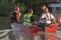 Straßensperre mit Verkehrsschild Hochwasser