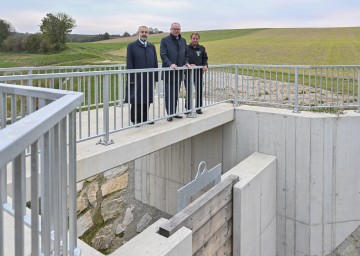 Der Bau des Hochwasserschutzes Großweikersdorf ist erfolgreich abgeschlossen.