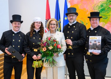 Landesinnungsmeister Stellvertreter Markus Pirringer, Kim Sirlinger, Landeshauptfrau Johanna Mikl-Leitner, Landesinnungsmeister Matthias Vetiska und Landesinnungsmeister Stellvertreter DI (FH) Adalbert Svec (v.l.n.r.)