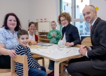 Familien-Landesrätin Christiane Teschl-Hofmeister mit (v.re.) OeNB Direktor Josef Meichenitsch, Muhammed Adem Gevsek, Kindergartenleiterin Elisabeth Reischer, Carina Berthold (OeNB) und Mark-Florin Chis.
