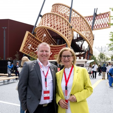 Landeshauptfrau Johanna Mikl-Leitner mit Stefan Graf vor der von Graf Holztechnik gefertigten Holzschleife am Österreich-Pavillon.