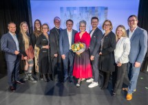 : (v.l.) Keynote Speaker Matthias Strolz, Fany und Marie Fürst, Bezirkshauptfrau Daniela Obleser, der Abt des Stift Melk Ludwig Wenzl, die Geschäftsführung der Tischlerei Fürst, Alois Sterkl, Martina und Lukas Fürst, Landeshauptfrau Johanna Mikl-Leitner, Landtagsabgeordnete Silke Dammerer und Bürgermeister Patrick Strobl.