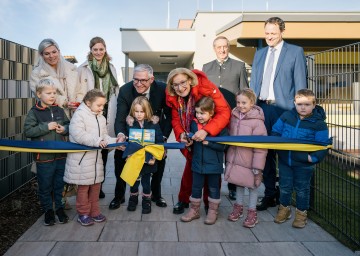 Konzentriert unterstützten die Kindergartenkinder Landeshauptfrau Johanna Mikl-Leitner beim offiziellen Durchschneiden des Bandes beim neuen Kindergarten in Matzendorf-Hölles. Mit am Bild: (links von LH) Bürgermeister Franz Stiegler, Doris Bach, Kindergarteninspektorin Bezirk Wr. Neustadt, Kindergartenleiterin Liane Imnitzer, (rechts von LH) Vizebürgermeister Leopold Schagl und Bezirkshauptmann Markus Sauer.