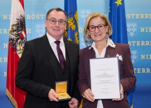 Landeshauptfrau Johanna Mikl-Leitner gratulierte Regierungsrat Gerhard Fichtinger, ehemaliger Leiter des Fachbereiches Bürgerinformation der Abteilung Straßendienst beim Amt der Niederösterreichischen Landesregierung, Vorsitzender außer Dienst des Fachausschusses „V-A-T“ der Landespersonalvertretung, Obfrau-Stellvertreter außer Dienst Dienststellenpersonalvertretung, zum „Großen Ehrenzeichen für Verdienste um das Bundesland Niederösterreich“.