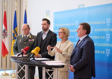 Pressegespräch nach dem Forum „Wirtschaft und Sicherheit“ mit Landeshauptfrau Johanna Mikl-Leitner (2. v. r.), dem NÖ Militärkommandanten Georg Härtinger (1. v. l.), dem Präsidenten der IV NÖ Kari Ochsner (2. v. l.) und dem Präsidenten der WIK NÖ Wolfgang Ecker (1. v. r.).