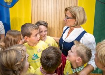 Landeshauptfrau Johanna Mikl-Leitner gratulierte den Volksschulkindern Trattenbach für ihre tollen Darbietungen.
