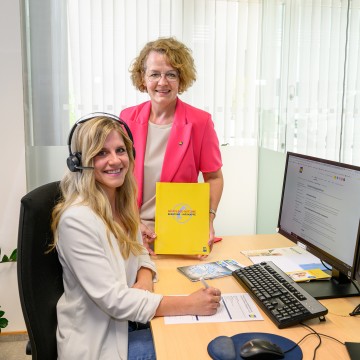 Sozial-Landesrätin Christiane Teschl-Hofmeister mit Ines Frank vom Team der NÖ Pflegehotline 