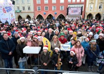 Gemeinsam mit einer großen musikalischen Abordnung, organisiert von der Kultur.Region.Niederösterreich, besuchte Landeshauptfrau Johanna Mikl-Leitner heute, Freitag, das Ö3 Weihnachtswunder am Hauptplatz Wr. Neustadt.