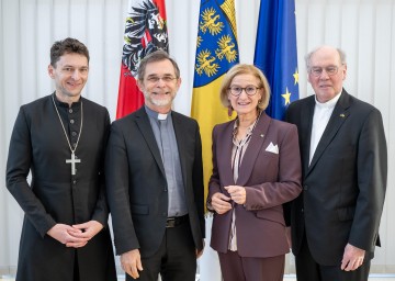 Von links nach rechts: Der evangelische Superintendent Michael Simmer, der Wiener Erzbischof Josef Grünwidl, Landeshauptfrau Johanna Mikl-Leitner und der St. Pöltner Diözesanbischof Alois Schwarz.