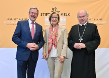 Bei der Pressekonferenz im Dietmayrsaal (v.l.n.r.): Präsident Erwin Hameseder, Landeshauptfrau Johanna Mikl-Leitner und Abt Georg Wilfinger.